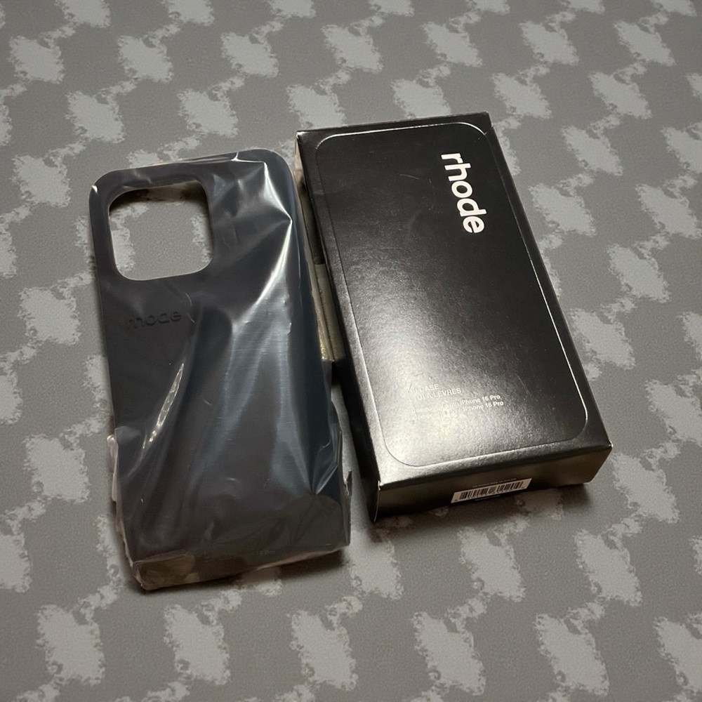 Official RHODE Silicone Phone Lip Case in black. ✨ Limited Edition ✨